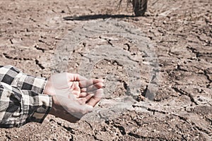 The ground cracks caused by drought caused by water shortages