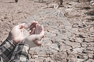 The ground cracks caused by drought caused by water shortages