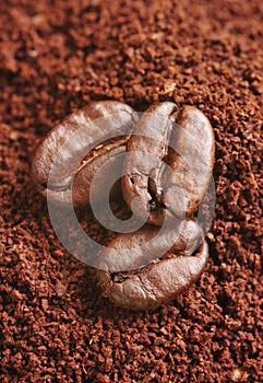 Grounded coffee and coffee beans