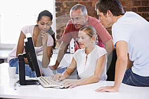 Skupina z obchod lidé pracovní kolem počítač 