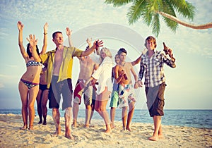 Grupo de fiesta sobre el Playa 