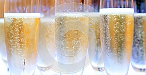 Grupo de champán anteojos lleno burbujas 