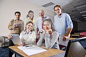 Grupo de Universidad estudiantes a el maestro en la clase 