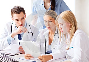 Skupina z lékaři kouká na osobní počítač 