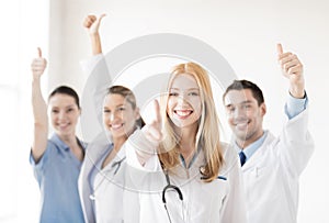 Skupina z lékaři zobrazené palec nahoru 