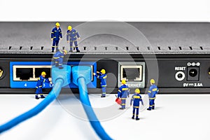 Grupo de ingenieros conectando hilo red 