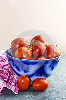 Group of fresh tomates in glass bowl with napkin