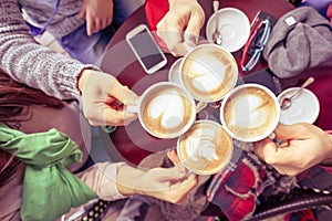 Grupo de amigos bebiendo sobre el café un restaurante 