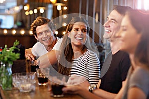 Grupo de amigos feliz comida en un restaurante 