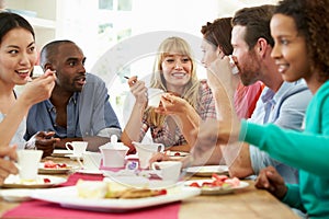 Grupo de amigos con queso a café sobre el fiesta 