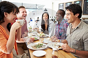 Grupo de amigos almuerzo en café la tienda 