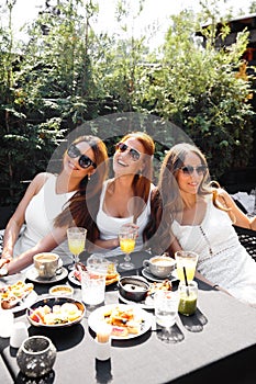Gruppo da amici bianco ingannare colazione giardino sul tavolo pasto un comunicazione ridere 