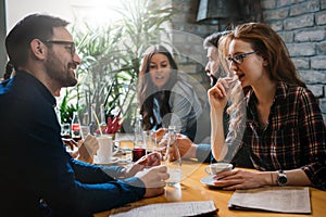 Gruppo da Contento il negozio mangiare un ristorante 