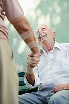 Gruppo da Contento più vecchio uomini sorridente un A proposito di 