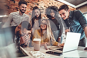 Grupo de feliz joven la tienda en sobre el oficina 