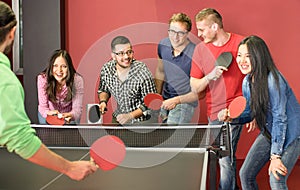 Grupo de feliz joven amigos usando el comando tenis de mesa 