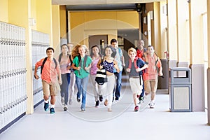 Grupo de alto estudiantes correr a lo largo de corredor 