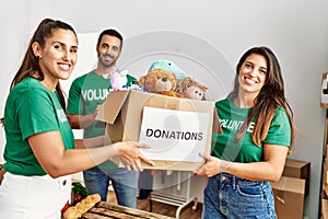 Grupo de Hispano voluntarios feliz posesión cabina sobre el para donar sobre el caridad 