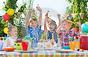 Gruppo da divertirsi sul festa di compleanno 