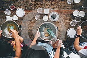 Gruppo da Sono preparazione la cucina . lo studio sul cucinando biscotti 