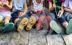 Grupo de jardín de infancia pequeno agricultores el estudio jardinería 