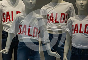 group of mannequins wearing a white t-shirt with written sales showcases to warn customers about discounts.