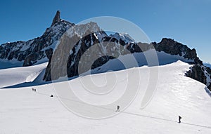 Grupo de escaladores meta sobre el conquista agujero 