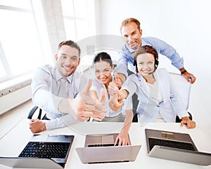 Skupina z kancelária pracovníci zobrazené palec hore 