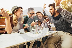 Gruppo di persone sul bar A proposito di sorridente 