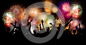 Gruppo di persone contento sgargiante fuochi d'artificio mostrare carnevale O vacanza 