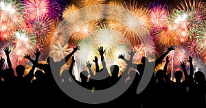Grupo de personas feliz extravagante fuegos artificiales mostrar en carnaval o día festivo 