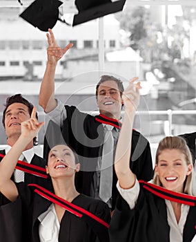 Gruppo di persone dopo la laurea Università 