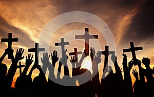 Skupina lidí držení kříž a modlí v svítí 