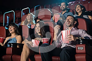 Grupo de personas sonriente sobre el una película teatro 