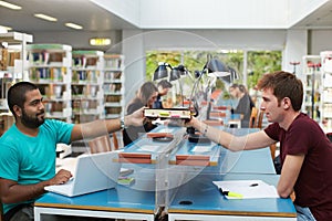Skupina lidí v knihovna 