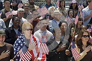 Skupina ľudí spev americký hymna 