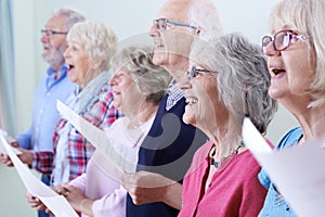 Gruppo da gli anziani cantando coro comune 
