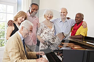 Gruppo da gli anziani in piedi secondo pianoforte un cantando comune 