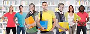 Skupina z vysoká škola mladý lidé studie knihovna studium reklamní formát primárně určen pro použití na webových stránkách vzdělání šťastný 