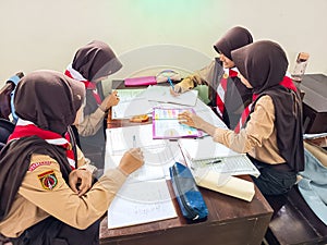 A group of students are learning to recognize and translate the Javanese script in class.