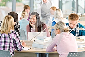 Grupo de estudiantes estudiar en la clase 