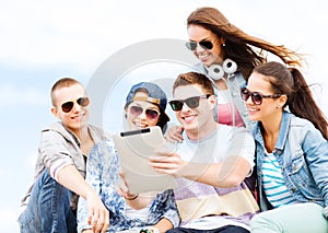 Skupina z tínedžeri pozerá na osobný počítač 