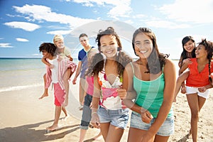 Skupina z teenageři podél pláž 