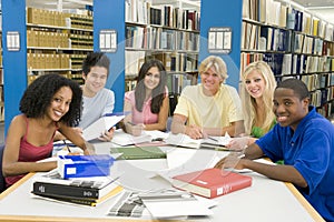 Grupo de universidad estudiantes en negocios en biblioteca 