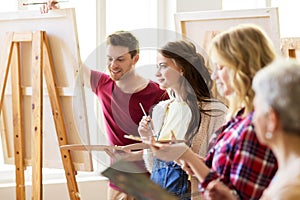 Skupina z mladý umělci malování na umění 