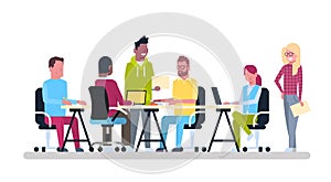 Skupina z mladý obchod pracovné spoločne sedieť na kancelária písací stôl zmiešať závod tvorivé pracovníci tím 
