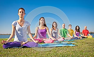 Skupina z mladý lidé mít rozjímání na jóga třída 