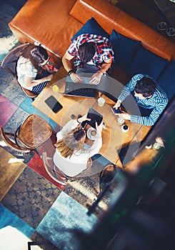 Gruppo da giovane sul bar telefono cellulare un compresse 