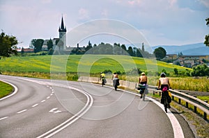 Skupina mladých jazdcov na bicykloch neďaleko známeho hradu na Slovensku. Chlapci sú počas letných prázdnin na dlhej ceste. Spiš