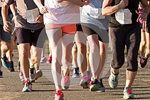 Groupf of runners racing close to each other